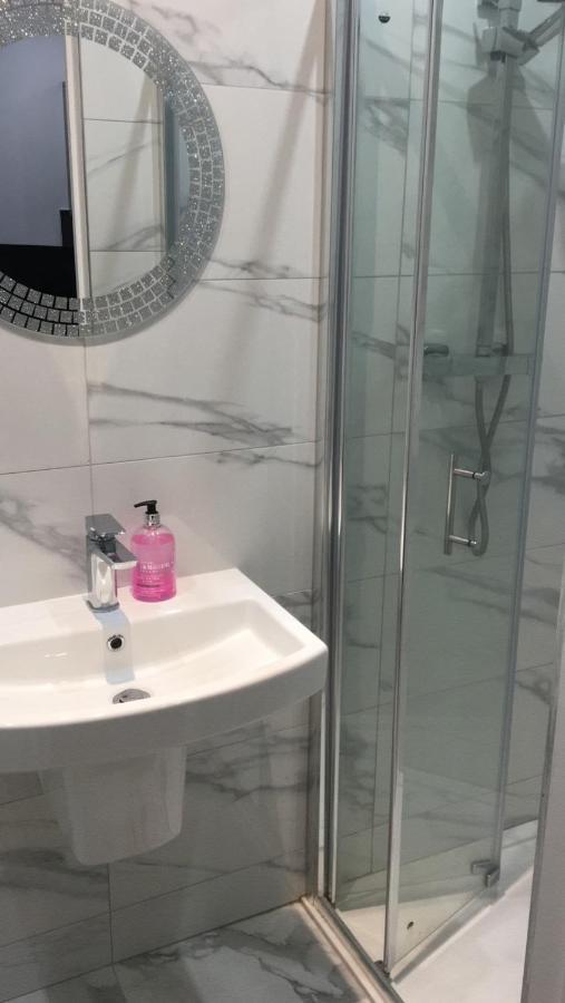 فندق Grand Bleu - London - Next To Piccadilly Line Tube Station & Brand New Facilities المظهر الخارجي الصورة