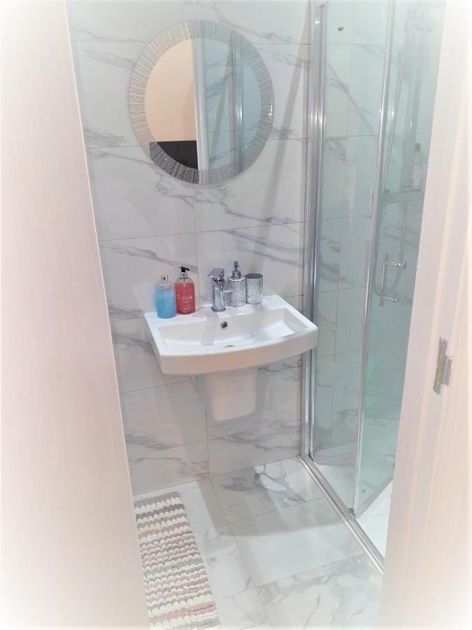 فندق Grand Bleu - London - Next To Piccadilly Line Tube Station & Brand New Facilities المظهر الخارجي الصورة