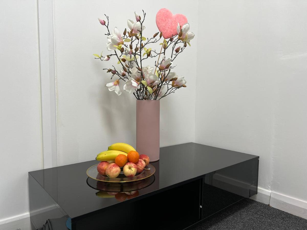 فندق Grand Bleu - London - Next To Piccadilly Line Tube Station & Brand New Facilities المظهر الخارجي الصورة