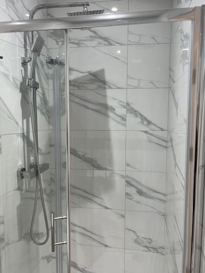 فندق Grand Bleu - London - Next To Piccadilly Line Tube Station & Brand New Facilities المظهر الخارجي الصورة