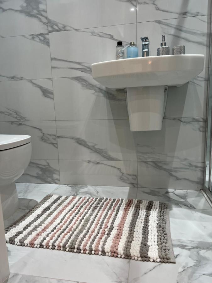 فندق Grand Bleu - London - Next To Piccadilly Line Tube Station & Brand New Facilities المظهر الخارجي الصورة