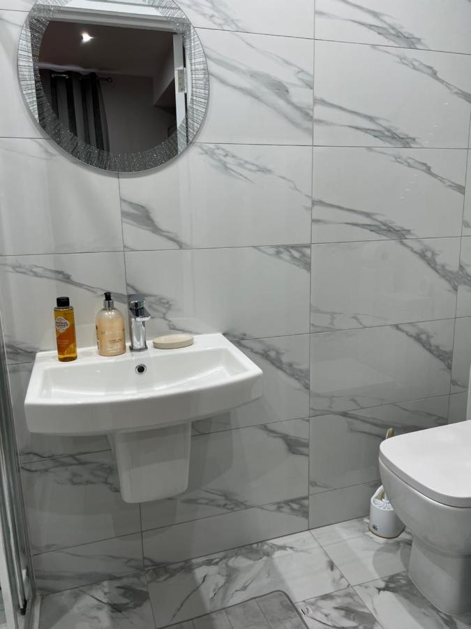 فندق Grand Bleu - London - Next To Piccadilly Line Tube Station & Brand New Facilities المظهر الخارجي الصورة
