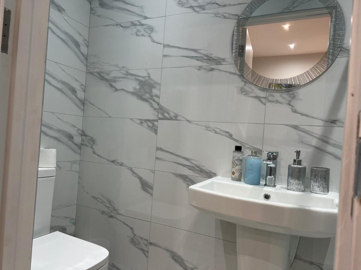 فندق Grand Bleu - London - Next To Piccadilly Line Tube Station & Brand New Facilities المظهر الخارجي الصورة
