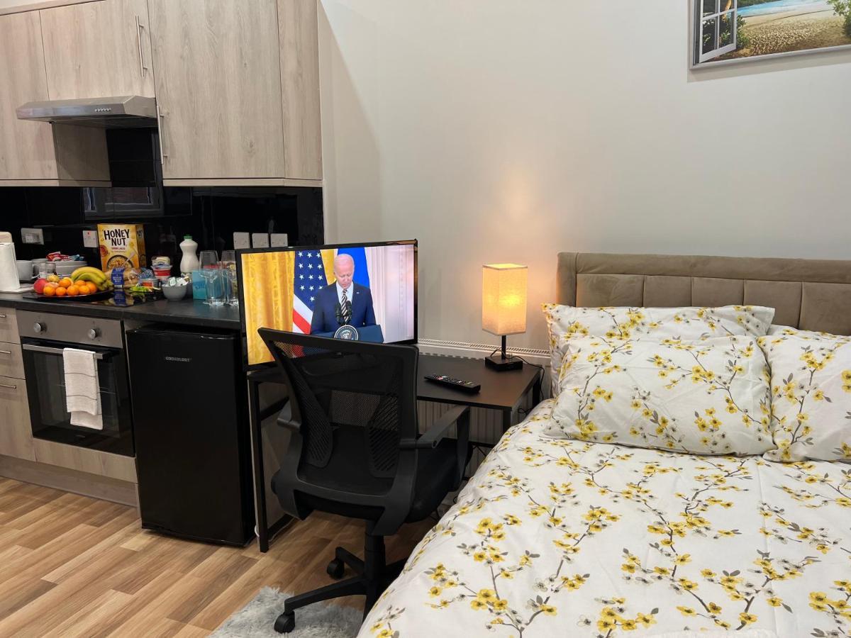 فندق Grand Bleu - London - Next To Piccadilly Line Tube Station & Brand New Facilities المظهر الخارجي الصورة