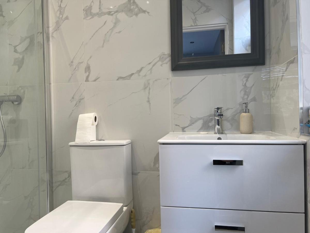 فندق Grand Bleu - London - Next To Piccadilly Line Tube Station & Brand New Facilities المظهر الخارجي الصورة