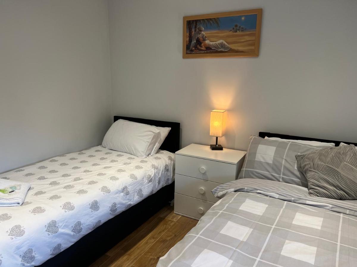 فندق Grand Bleu - London - Next To Piccadilly Line Tube Station & Brand New Facilities المظهر الخارجي الصورة
