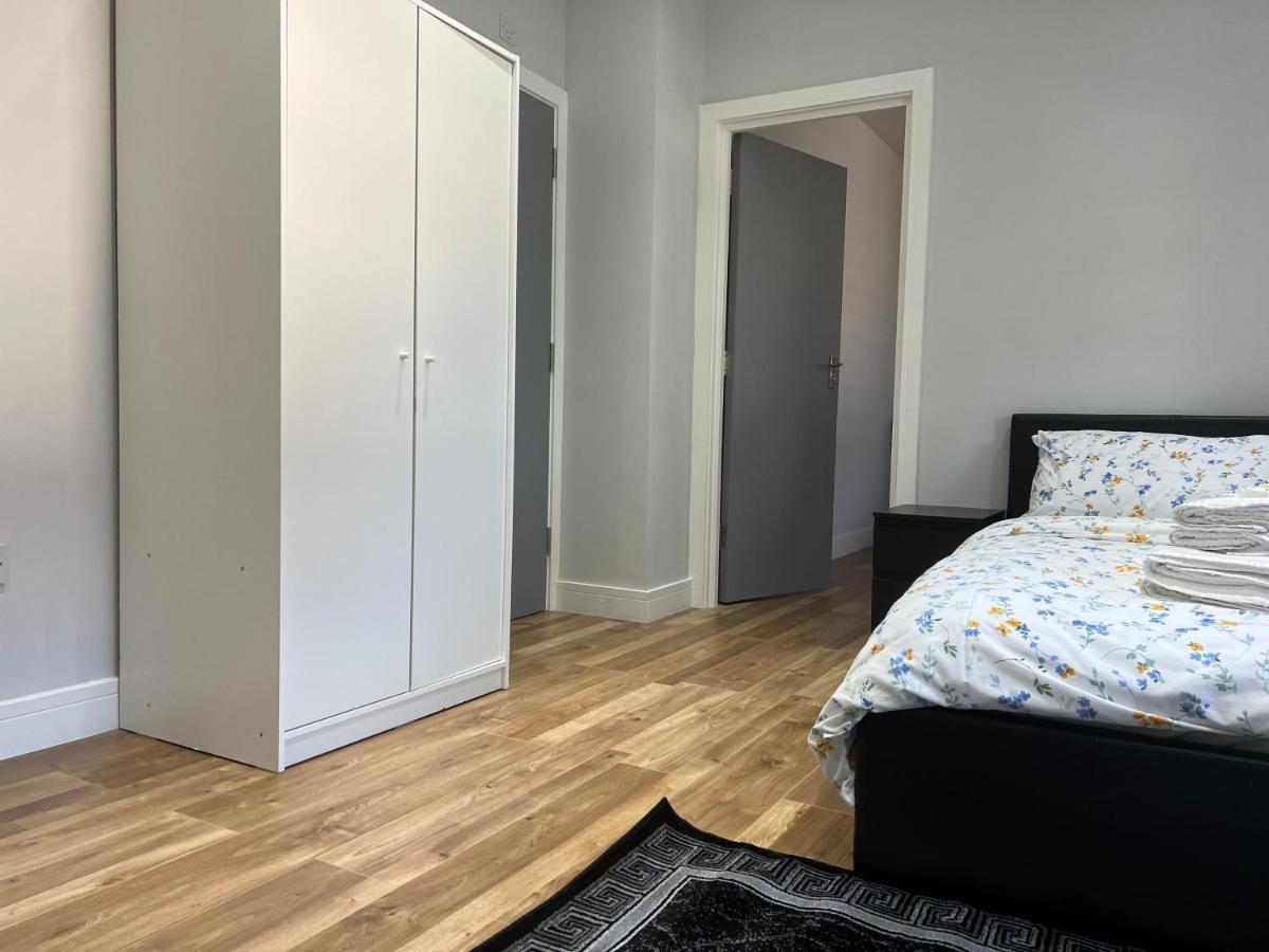 فندق Grand Bleu - London - Next To Piccadilly Line Tube Station & Brand New Facilities المظهر الخارجي الصورة