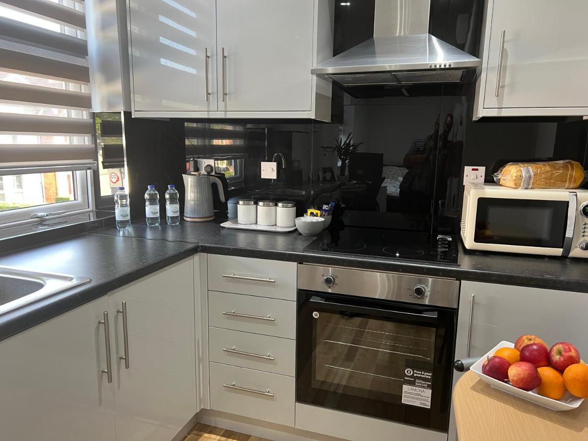فندق Grand Bleu - London - Next To Piccadilly Line Tube Station & Brand New Facilities المظهر الخارجي الصورة