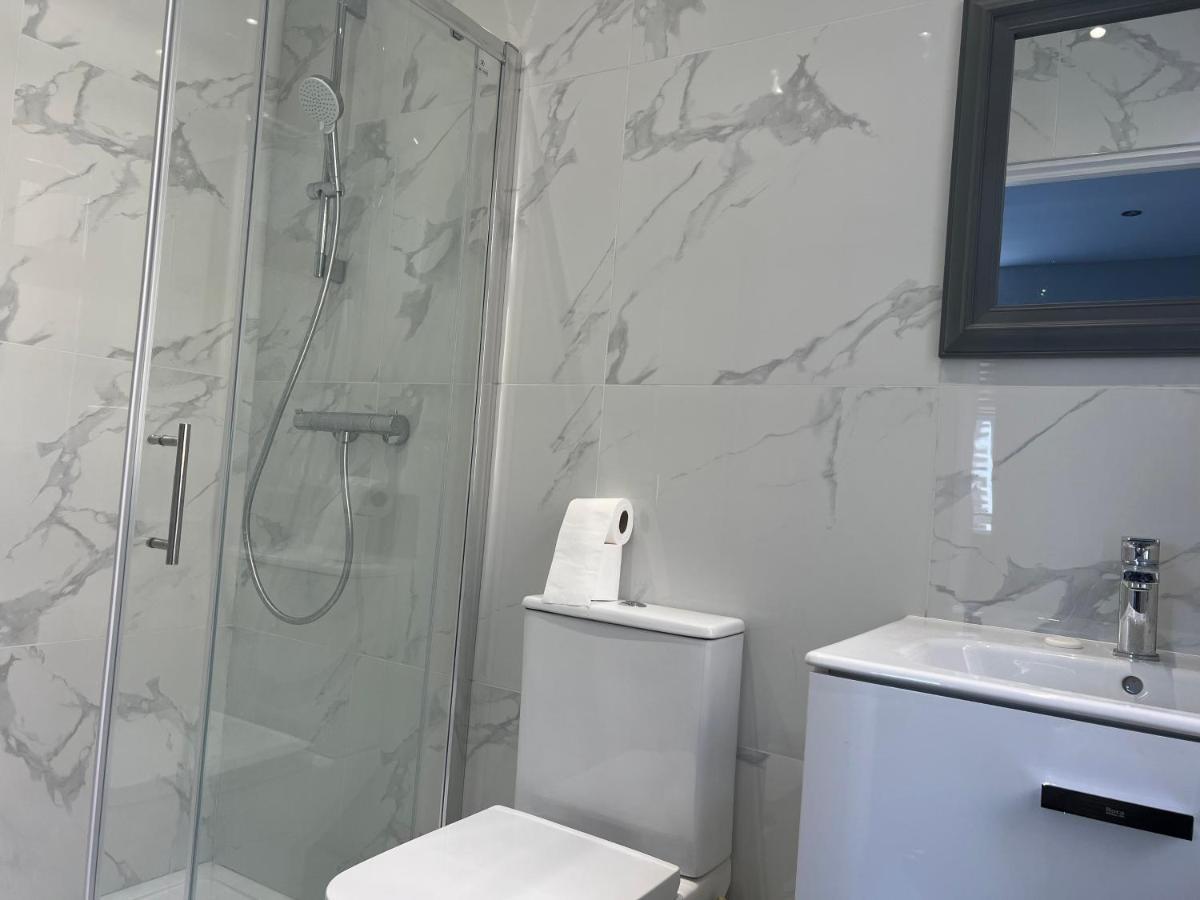 فندق Grand Bleu - London - Next To Piccadilly Line Tube Station & Brand New Facilities المظهر الخارجي الصورة