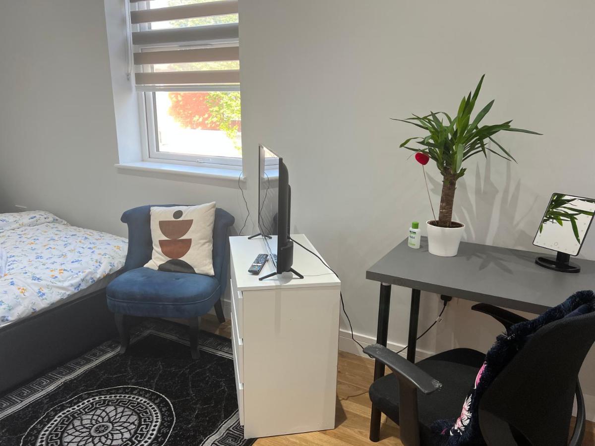 فندق Grand Bleu - London - Next To Piccadilly Line Tube Station & Brand New Facilities المظهر الخارجي الصورة