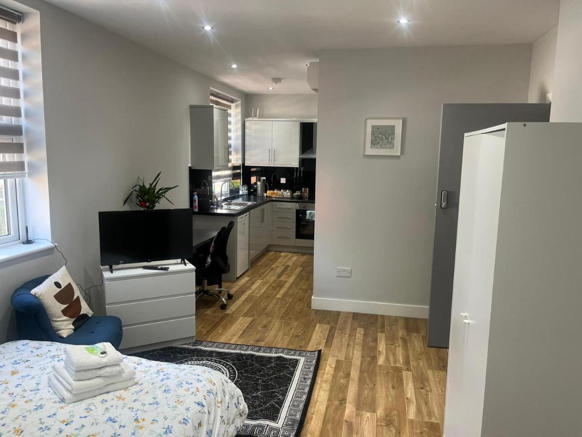 فندق Grand Bleu - London - Next To Piccadilly Line Tube Station & Brand New Facilities المظهر الخارجي الصورة