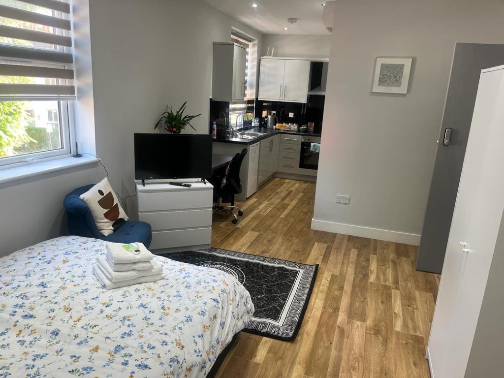 فندق Grand Bleu - London - Next To Piccadilly Line Tube Station & Brand New Facilities المظهر الخارجي الصورة