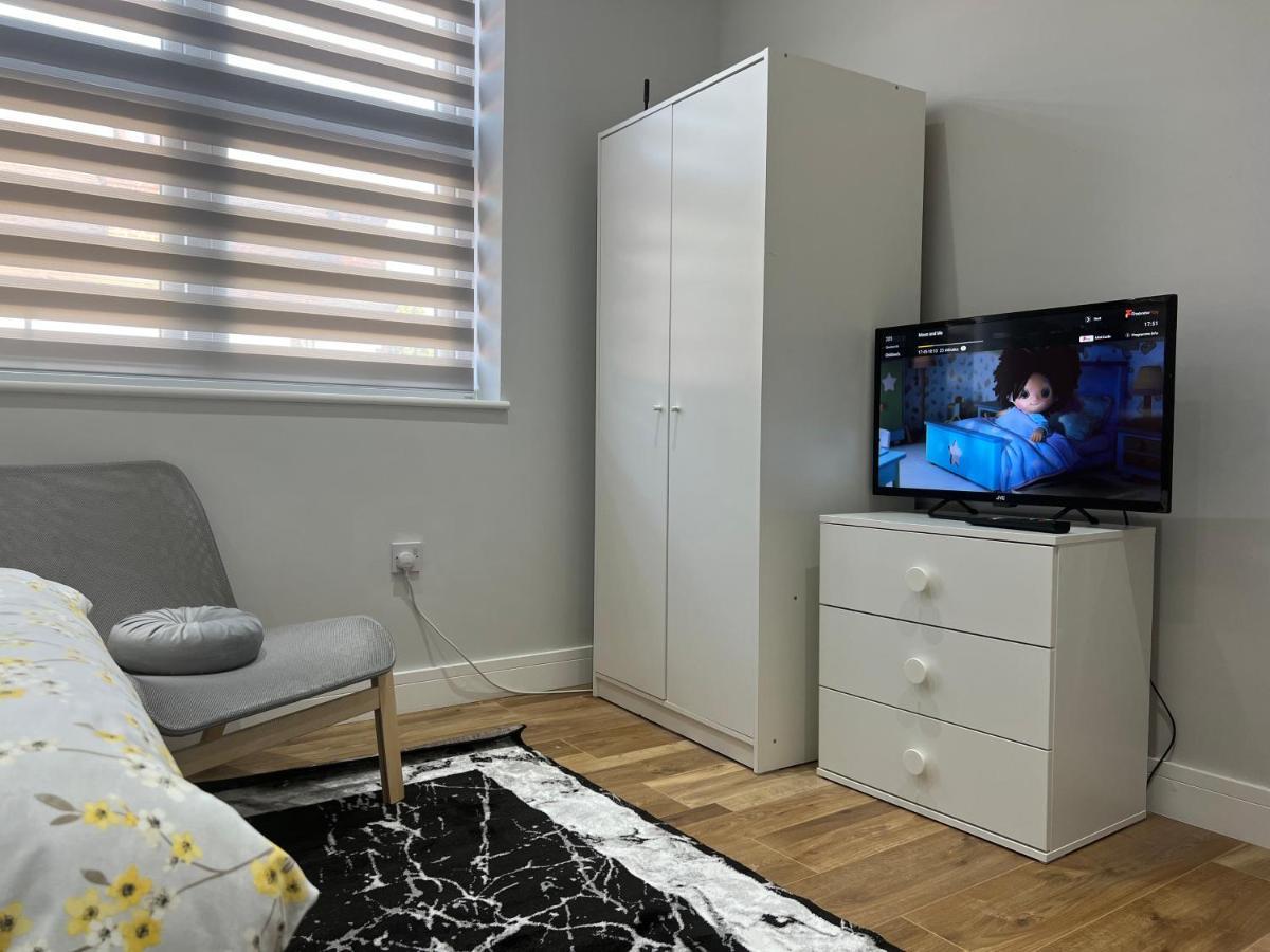 فندق Grand Bleu - London - Next To Piccadilly Line Tube Station & Brand New Facilities المظهر الخارجي الصورة