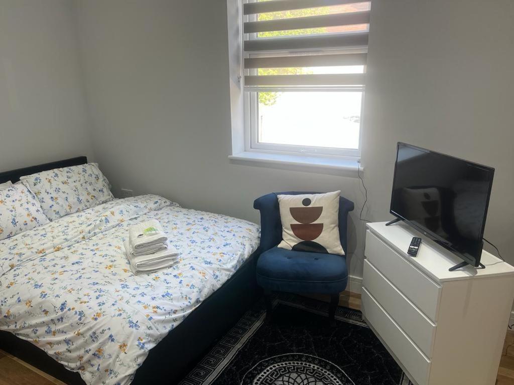 فندق Grand Bleu - London - Next To Piccadilly Line Tube Station & Brand New Facilities المظهر الخارجي الصورة